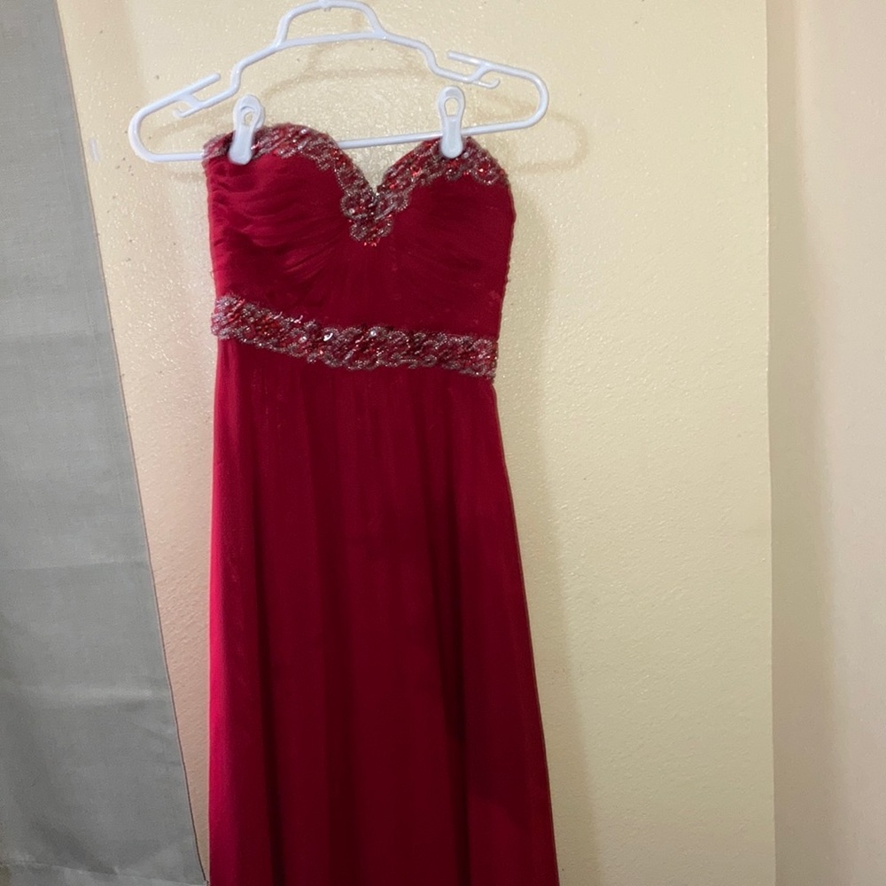I’m selling this because it was only worn one time but I didn’t go to prom